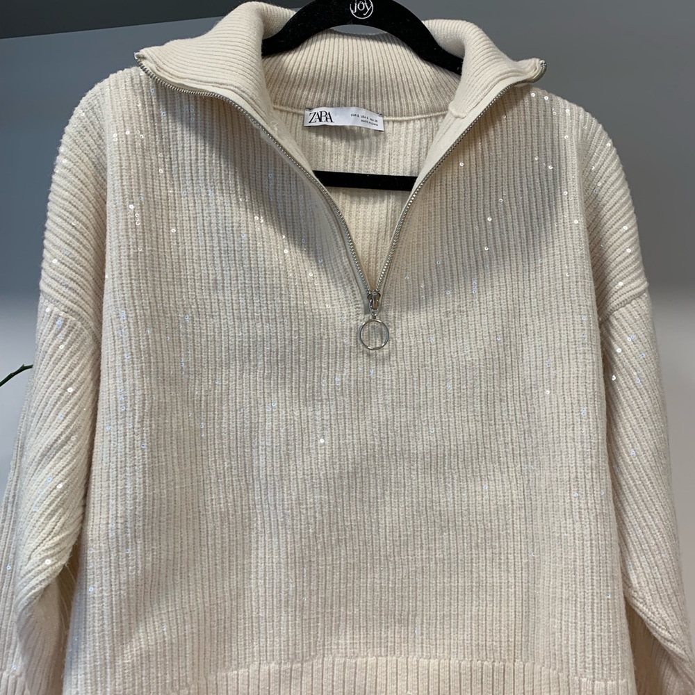 White sparkle zip collar pullover sweater. Zara.